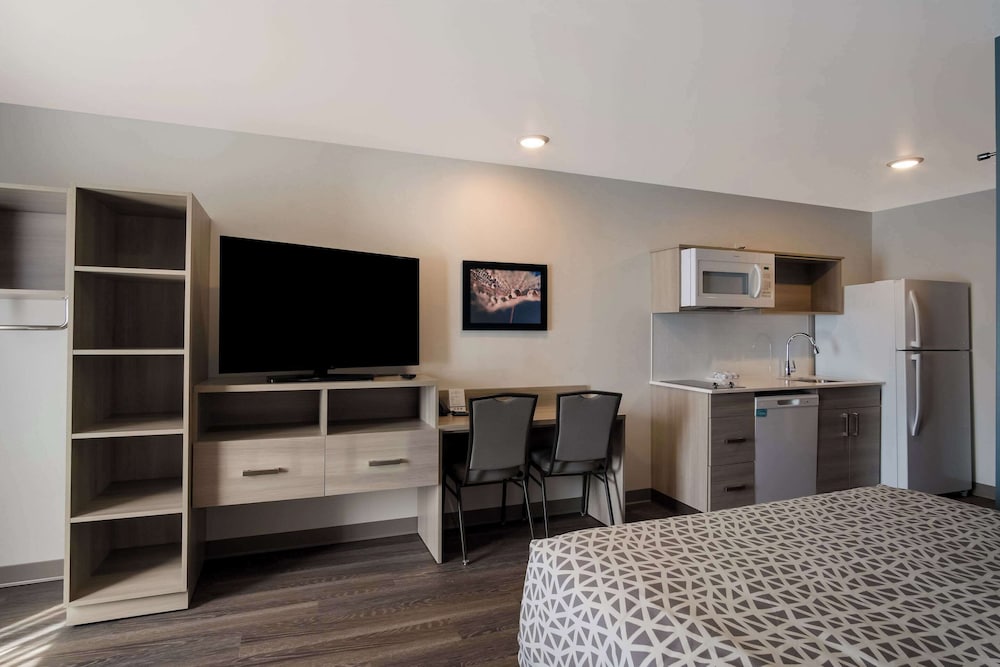 Queen Suite with Sofa - Photo 7