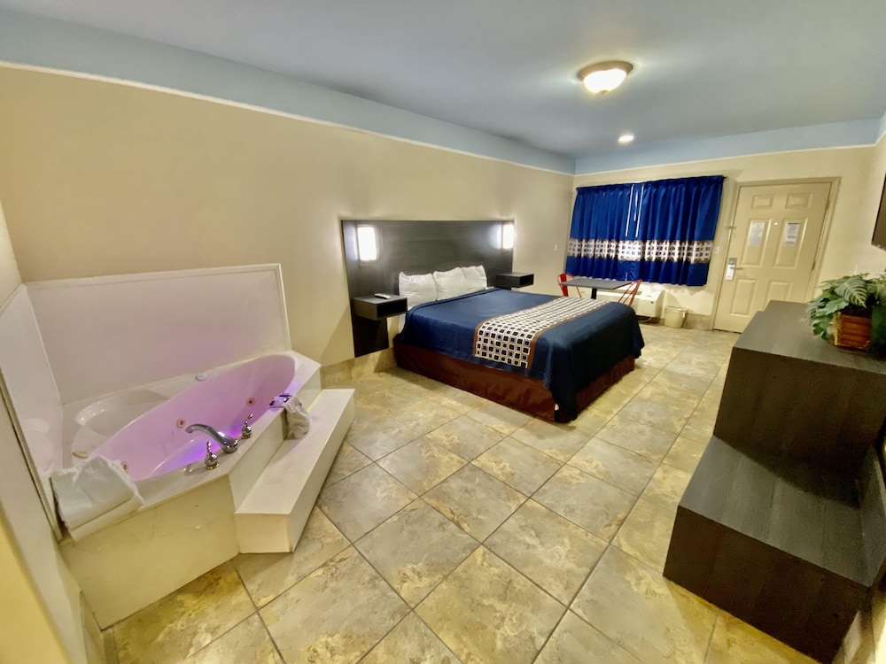 King Jacuzzi Suite photo 3