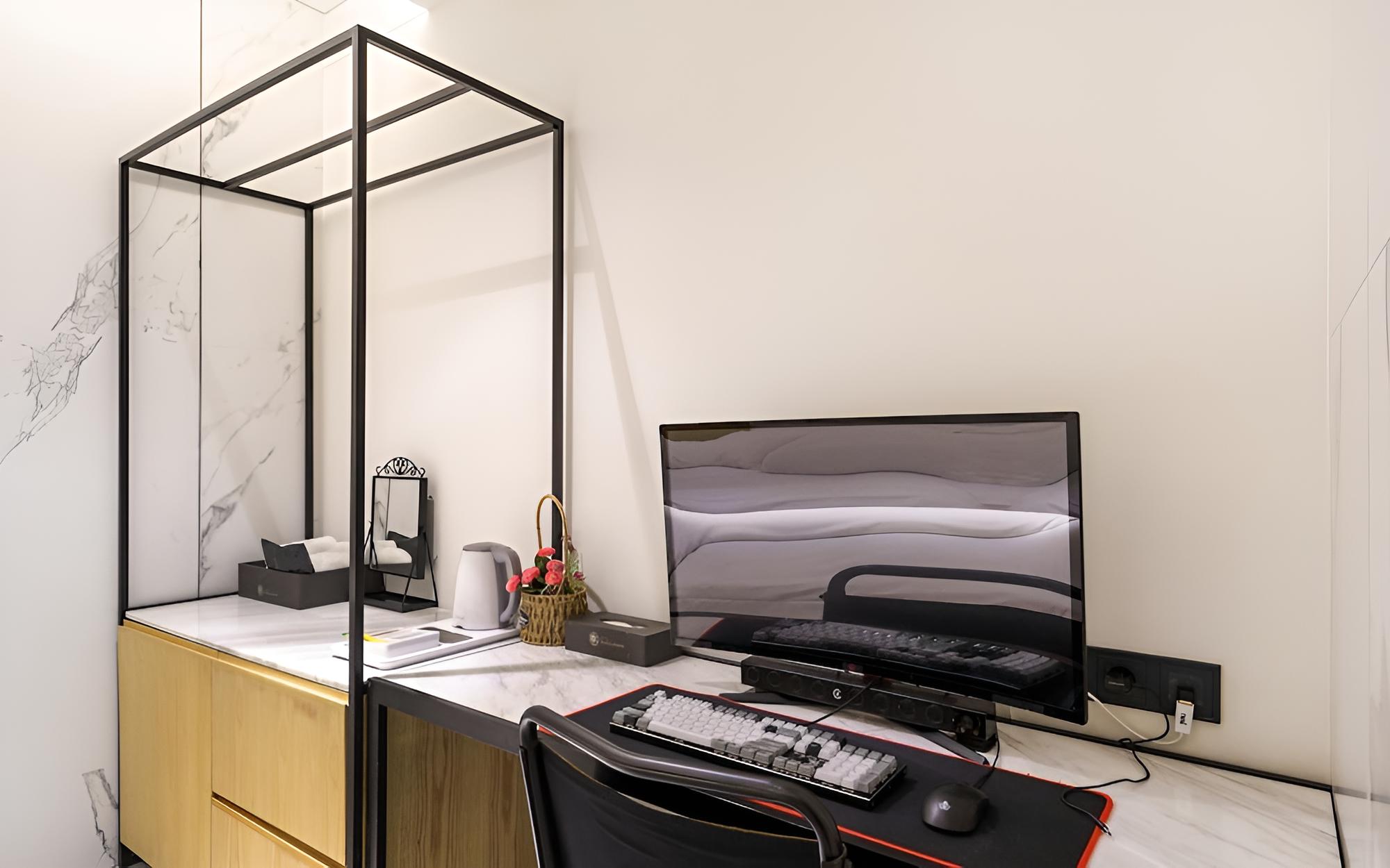 Room (Suite 1 (65 inches + 2-person bathtub) - Photo 4