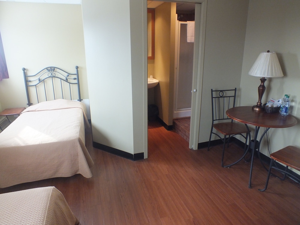 Twin Room, 2 Twin Beds, Private Bathroom photo 3