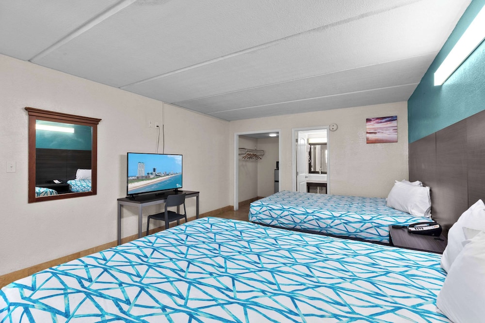 Standard Room, 2 Queen Beds, Non Smoking - Photo 2