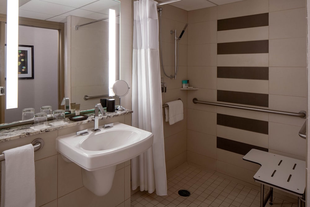 Room, 1 King Bed, Accessible (Shower) - Photo 3