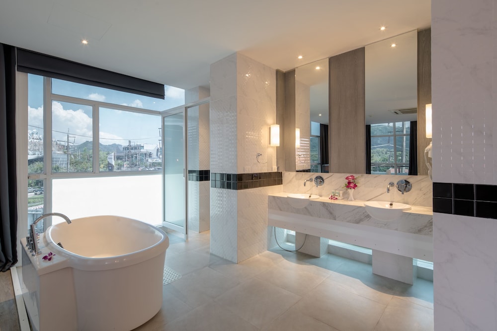 Honeymoon Suite with Balcony - Photo 7