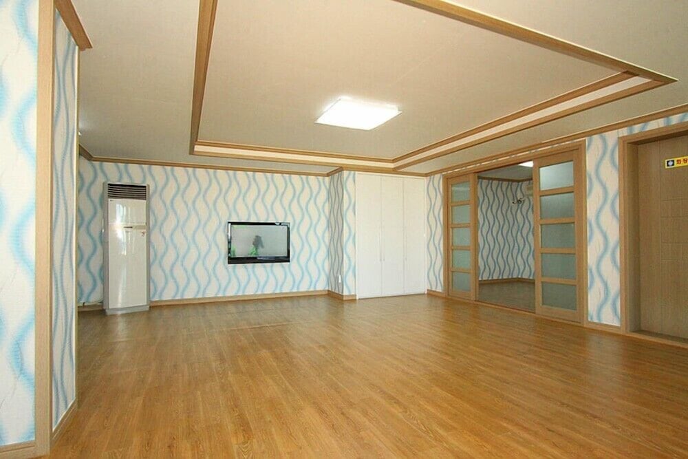 Room (101) - Photo 3
