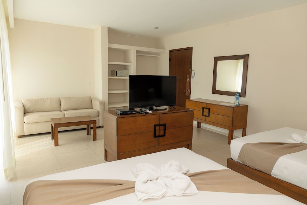 Master Superior, 2 Queen Beds - Photo 2