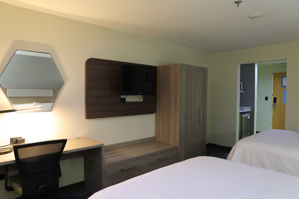 Standard Room, 2 Queen Beds - Photo 6