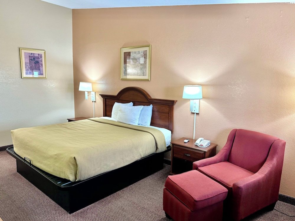Standard Room, 1 King Bed, Non Smoking photo 1