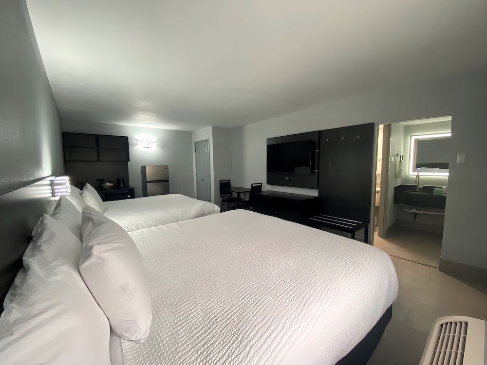 Suite, Multiple Beds, Non Smoking photo 2