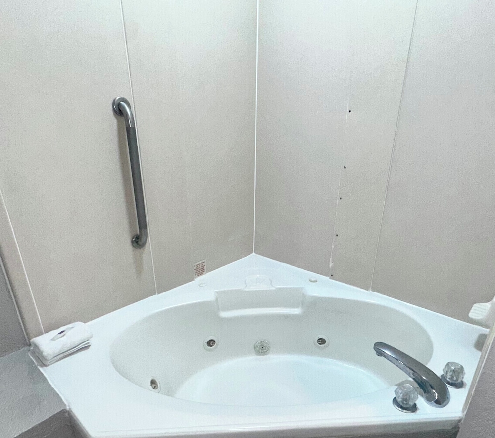 Standard Suite, 1 King Bed, Non Smoking, Refrigerator & Microwave - Photo 7