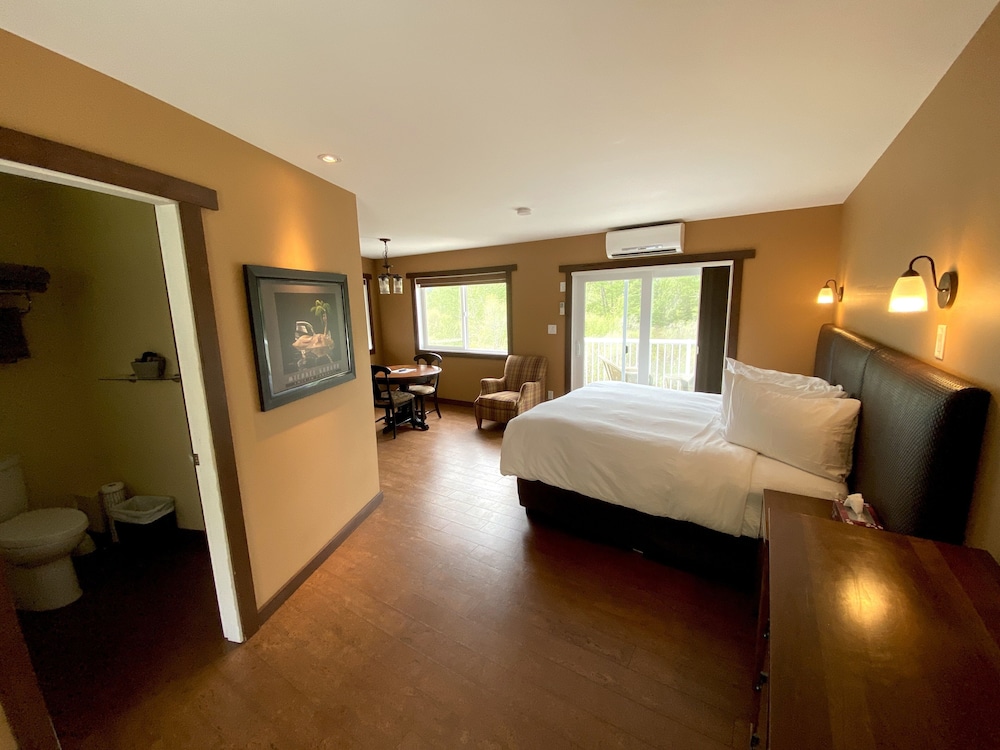 Deluxe Double Room, 1 King Bed, Private Bathroom photo 1