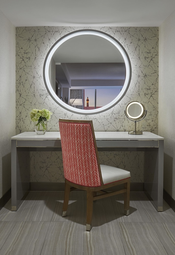 Flamingo Executive Suite, 1 King, Non-smoking