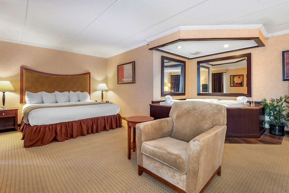 Suite, 1 King Bed, Hot Tub, River View (with Sofabed) photo 3