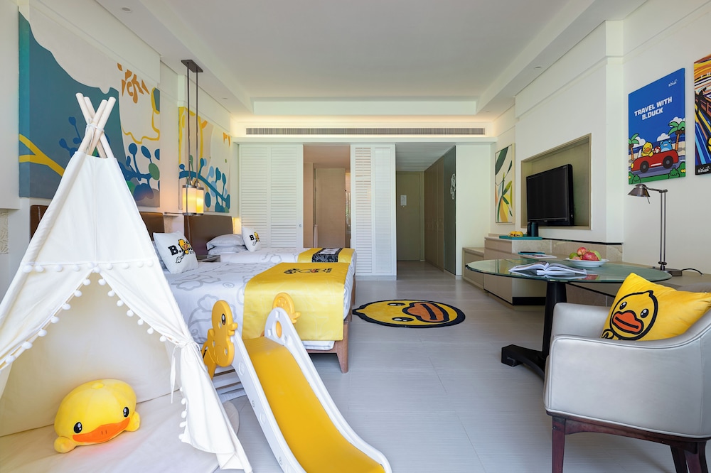 Family Room, 1 King Bed, Balcony, Garden View - Photo 4