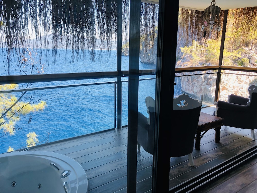Honeymoon Suite with jacuzzi - Sea View photo 3