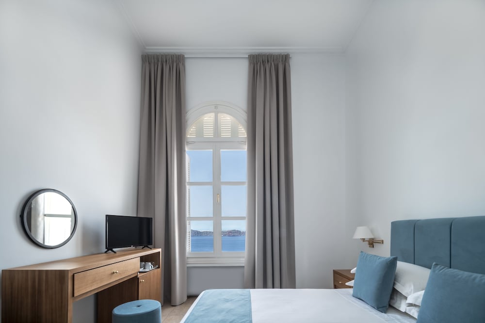 Classic Twin Room (Window To Caldera & Volcano View)