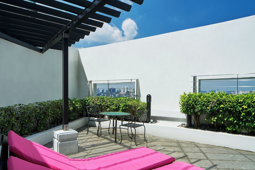 Room, 1 King Bed, Terrace (Corner)