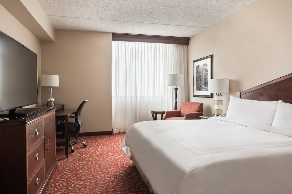 Premium Room, 1 King Bed, Corner - Photo 6
