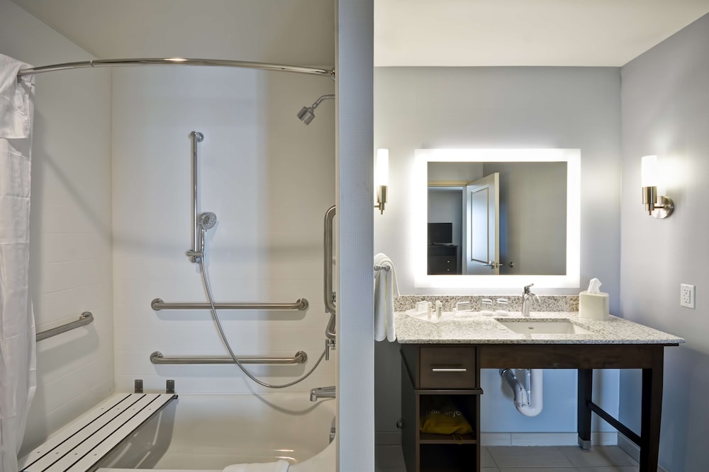 Suite, 2 Bedrooms, Accessible, Non Smoking (w/ roll-in shower)