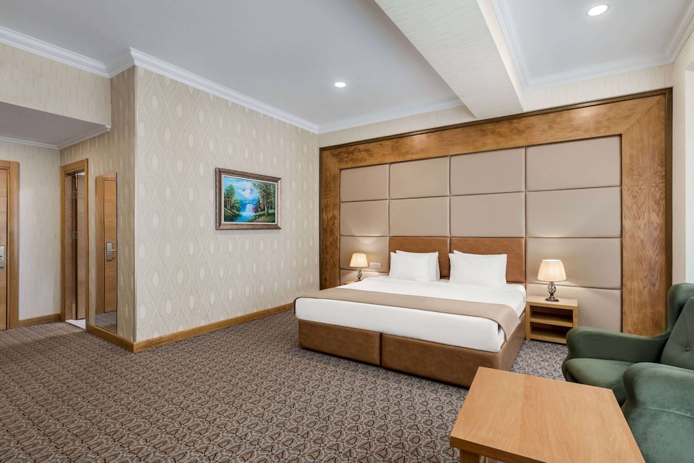Superior Room, 1 King Bed, Non Smoking photo 1