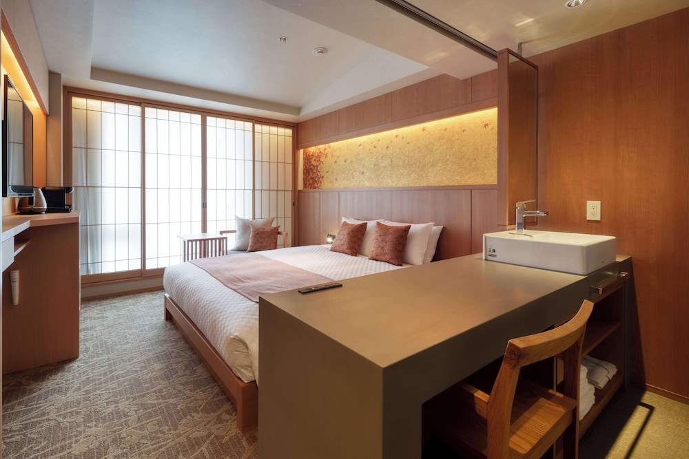 Superior Room, 1 King Bed, Non Smoking, Bathtub - Photo 11