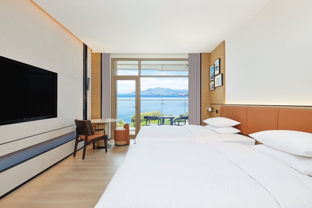 Superior Room, 2 Twin Beds, Lake View photo 1