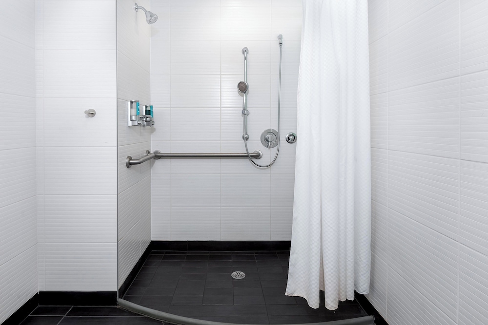 Traditional Room, 2 Queen Beds, City View (Mobility Accessible, Roll-in Shower) - Photo 4