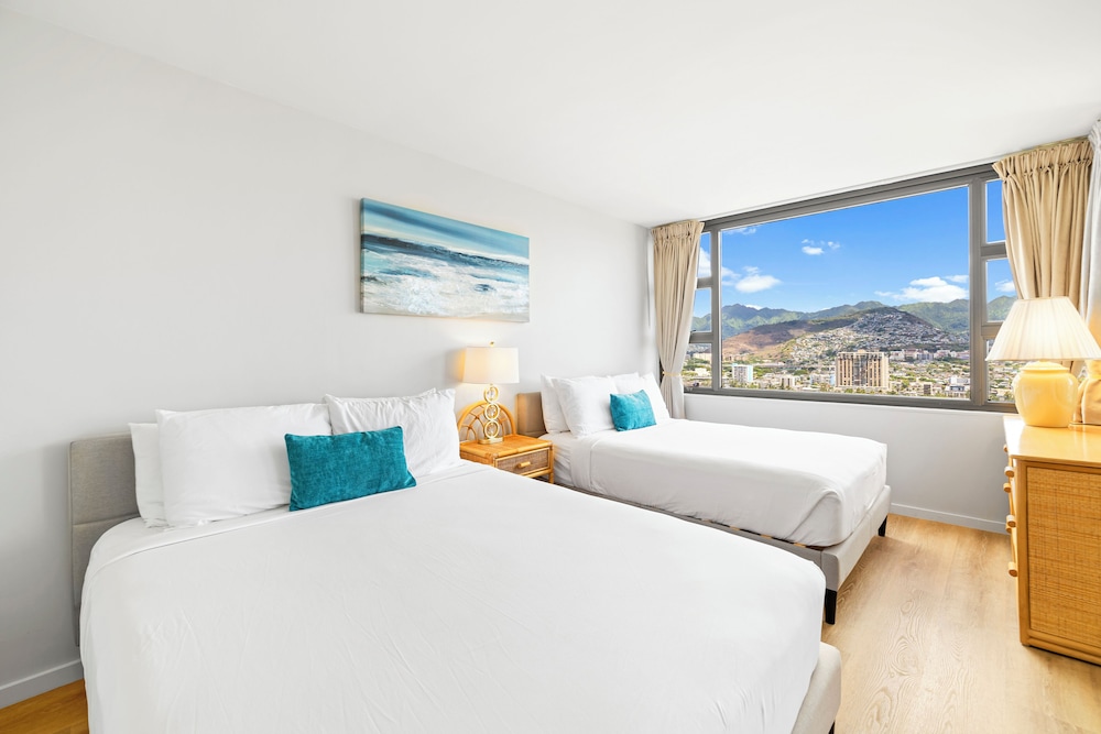 High Floor Mountain View Condo with 2 Beds and Parking: Condo, 1 Bedroom, Mountain View (0148) photo