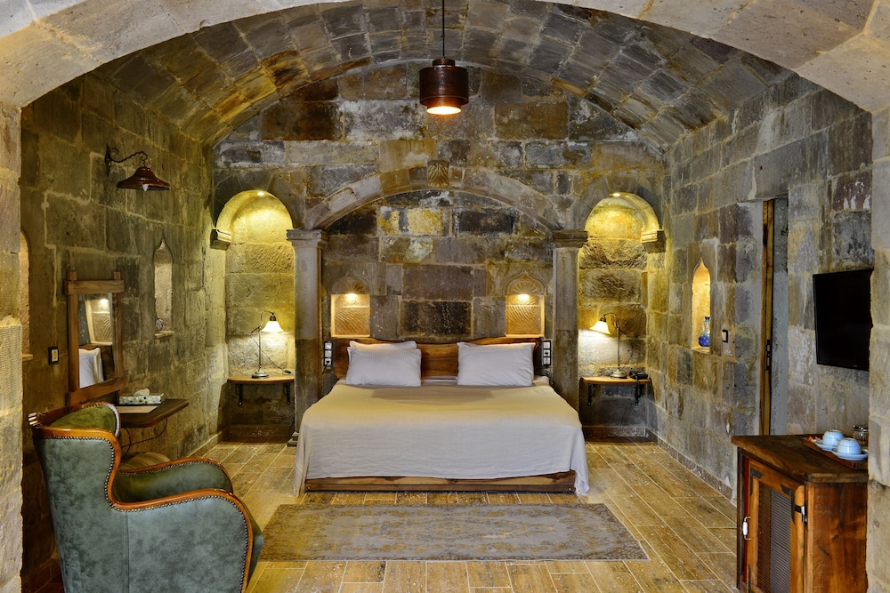 Suite - Photo 1