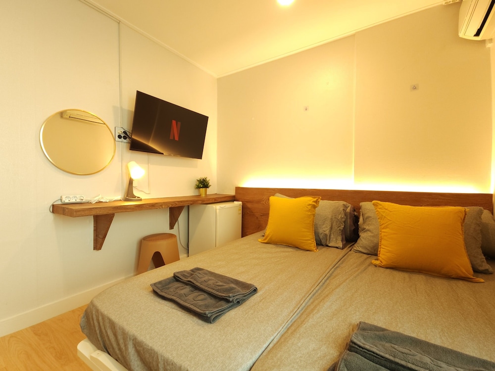 Twin Room - Photo 8