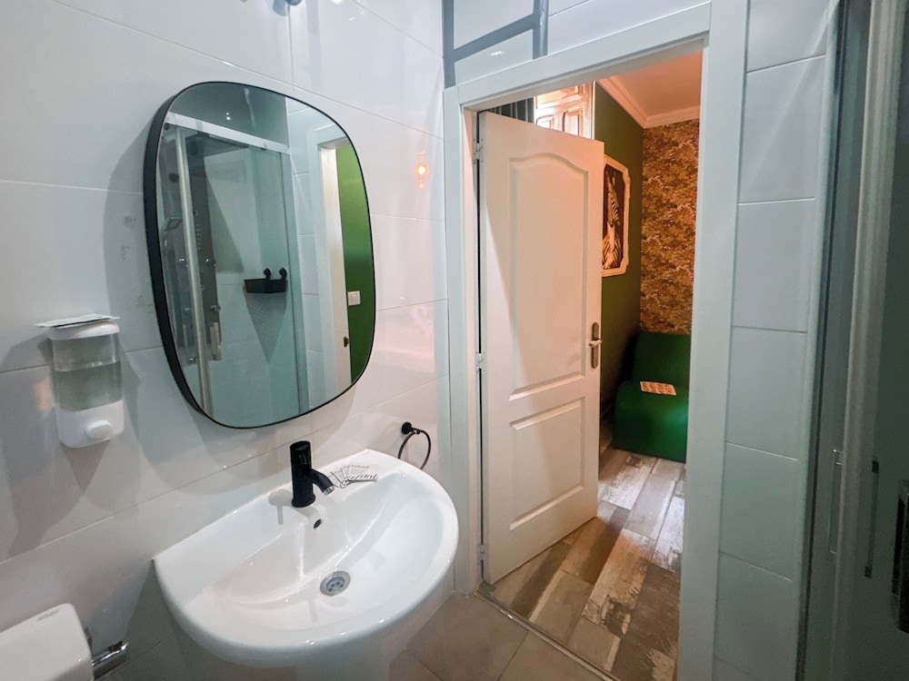 Deluxe Double Room - Photo 13