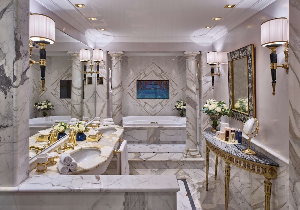 Signature Suite, 1 King Bed (Petronius Suite) thumbnail 6