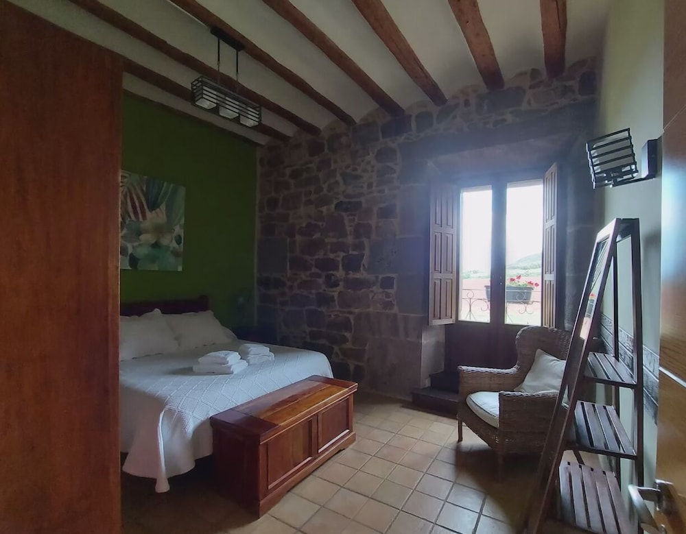 Traditional Apartment, 1 Queen Bed photo 2