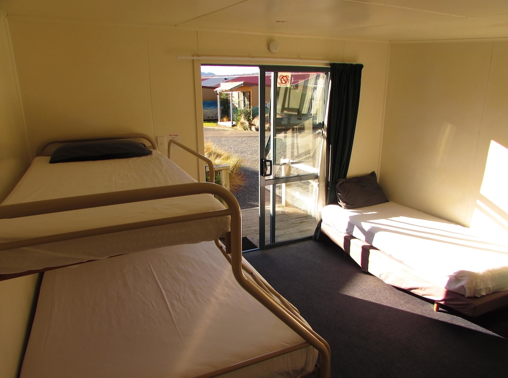 TV Cabin, Shared Bathroom (linen not included) photo 3