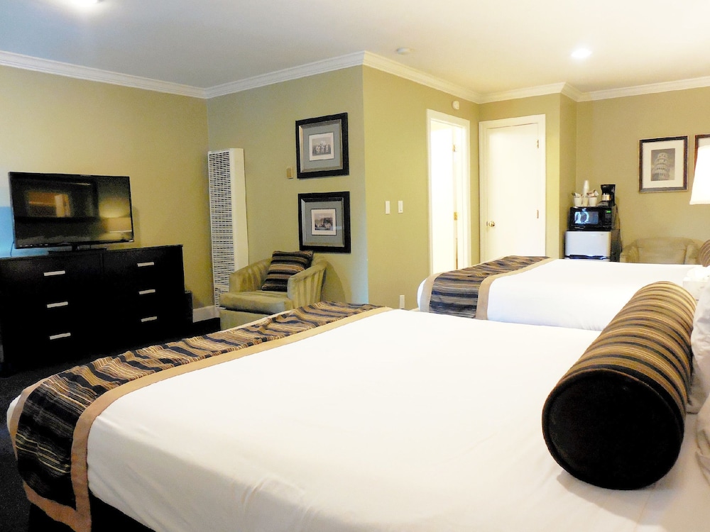 Standard Room, 2 Queen Beds - Photo 6