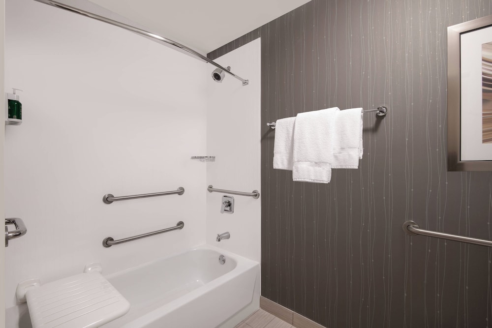 Room, 2 Queen Beds - Photo 6