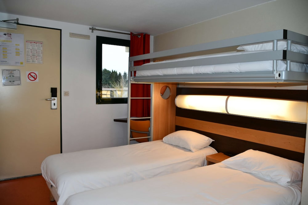 Standard Room, 3 Twin Beds - Photo 7