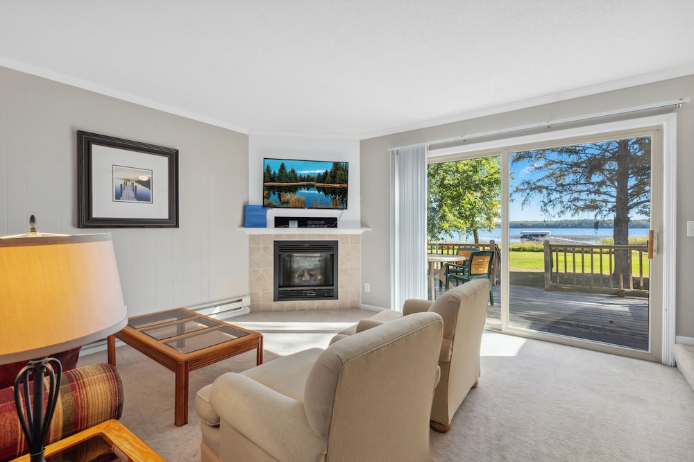 Family Townhome, Lake View photo 1