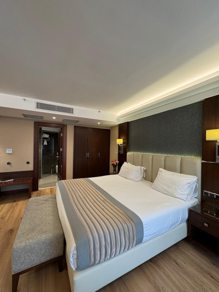 Deluxe King Room photo 3