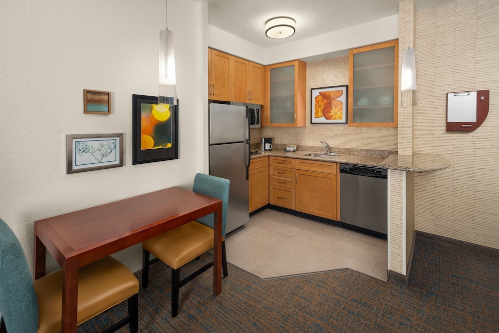Suite, 1 Bedroom - Photo 7