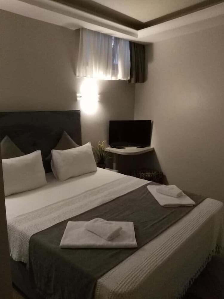 Basic Room, 1 Queen Bed, Non Smoking photo 2
