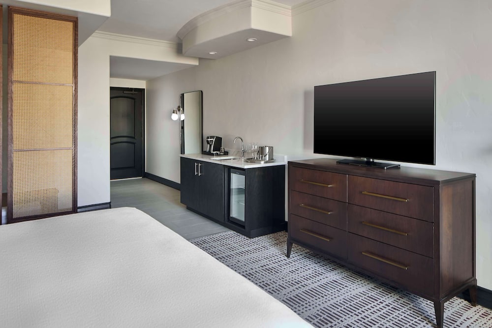 Room, 1 King Bed (Jetted Tub) - Photo 1