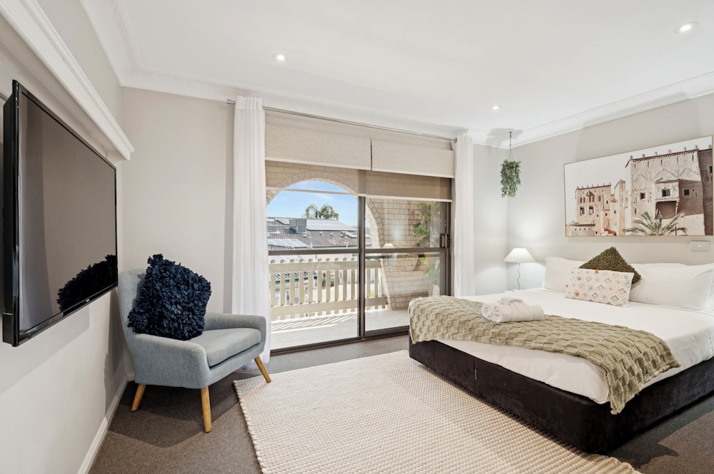 Comfort Apartment, 3 Bedrooms, Partial Ocean View photo 3