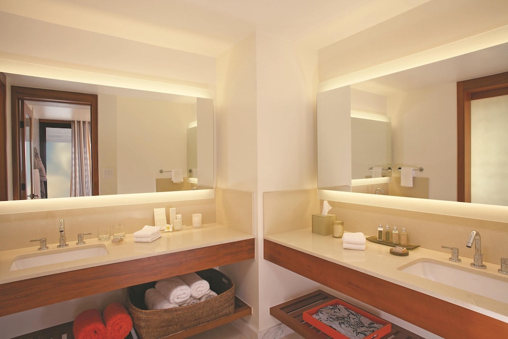 Deluxe Room, 2 Double Beds, Oceanfront (Tower, Newly Renovated) - Photo 6