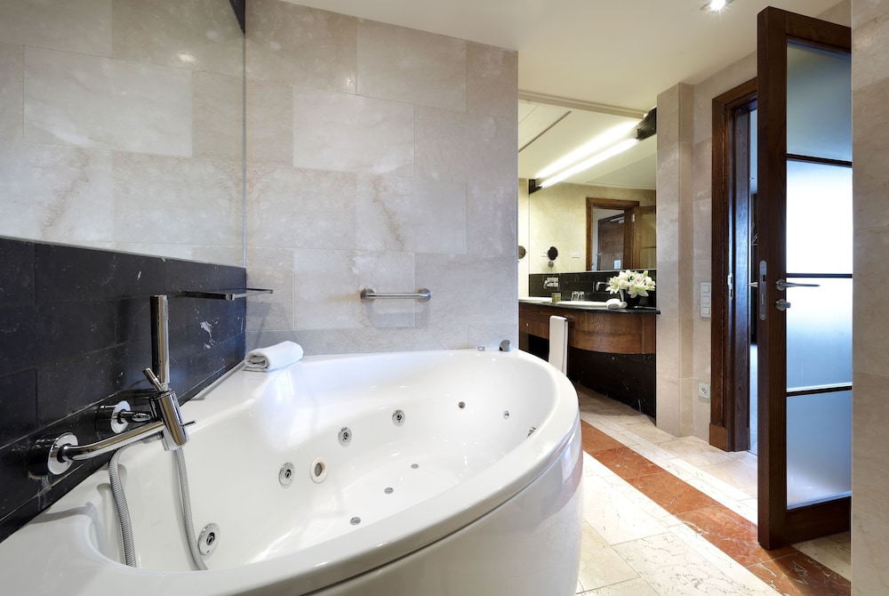 Premium Suite - Photo 2