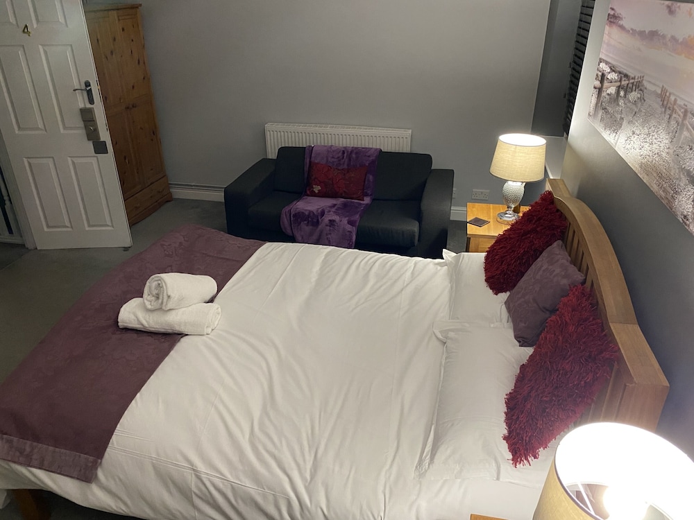 Deluxe Double Room, Ensuite - Photo 3