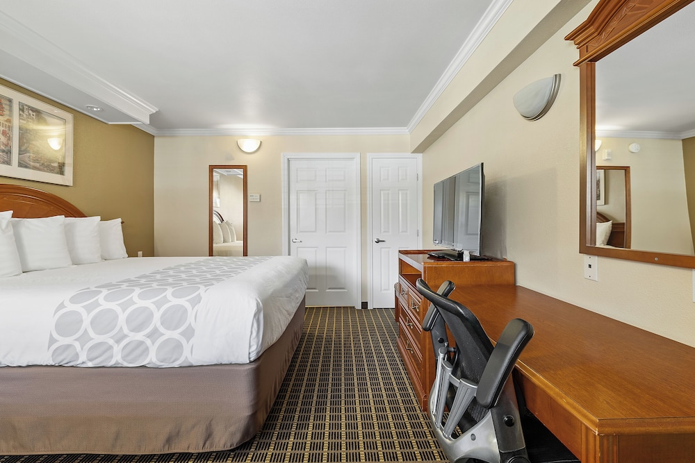 Standard Room, 1 King Bed - Photo 4