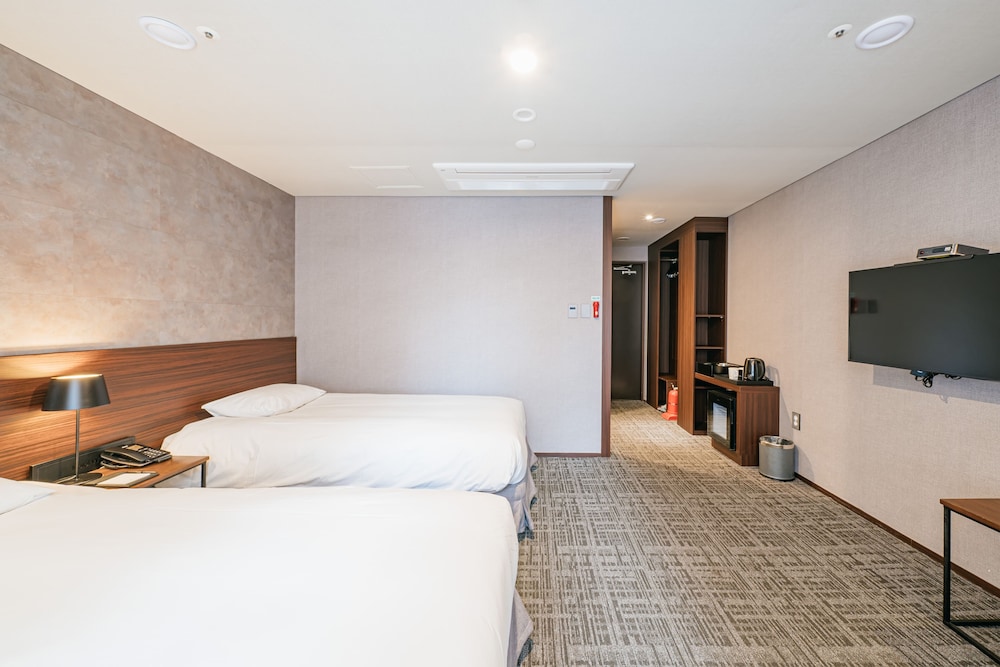 City Twin Room (For 3 people / No View) photo 3