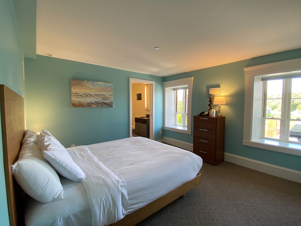2 Bedrooms, 1 King and 1 Queen Bed