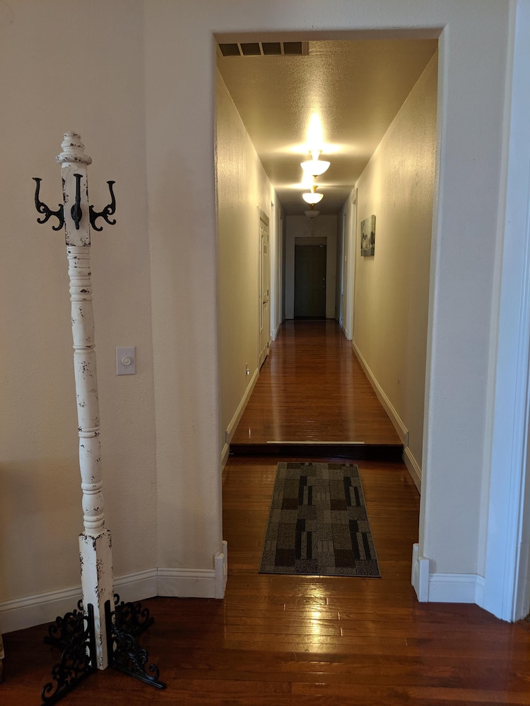 House (BROADWAY LOFT - SLEEPS 14+ - 3min to ) photo 2