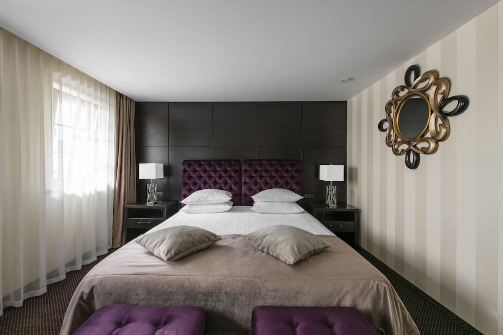 Deluxe Room (Atrium View) - Photo 2